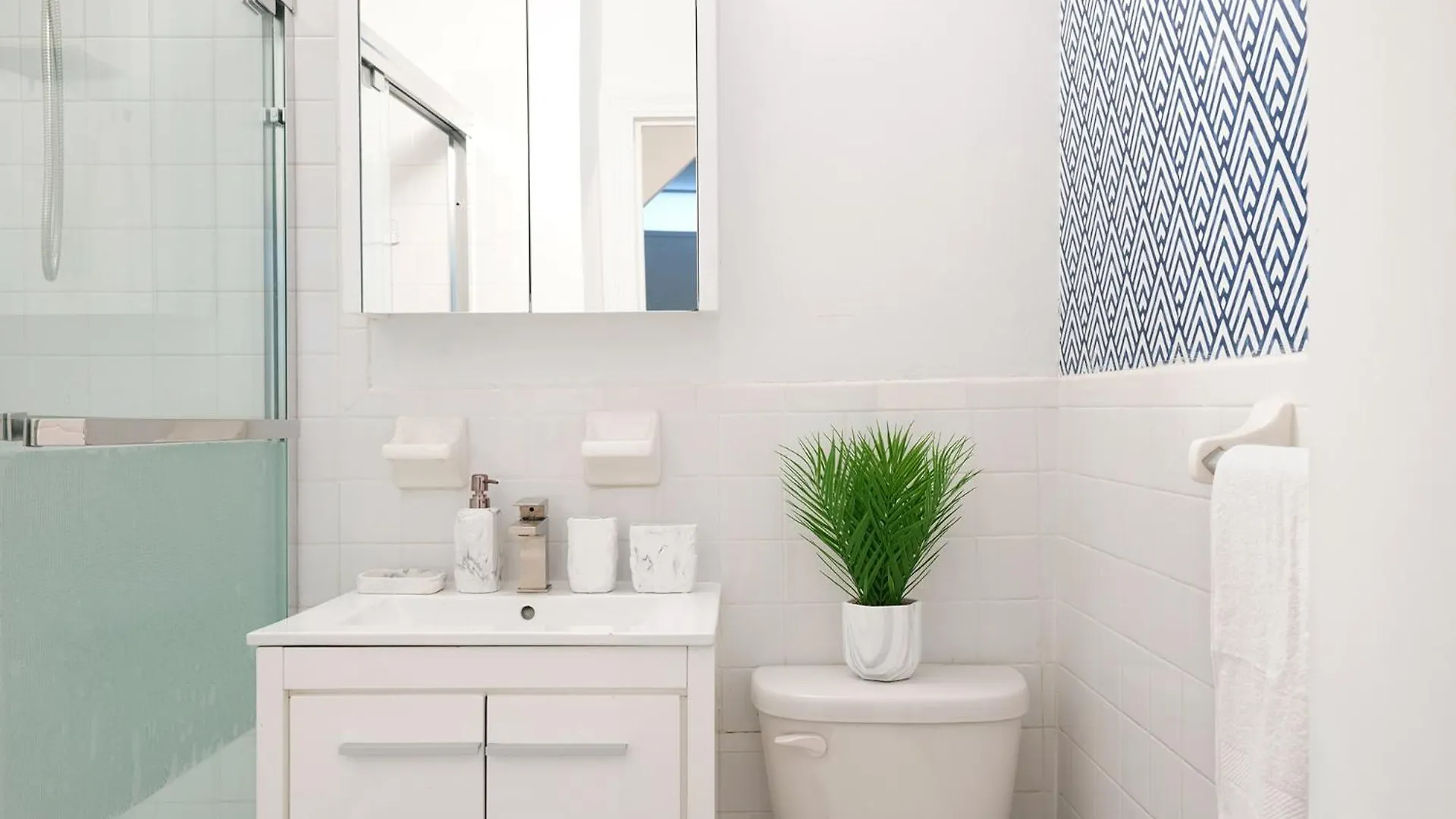 444-4F Newly Furnished Elv 1Br Hells Kitchen Apartment New York 0*,