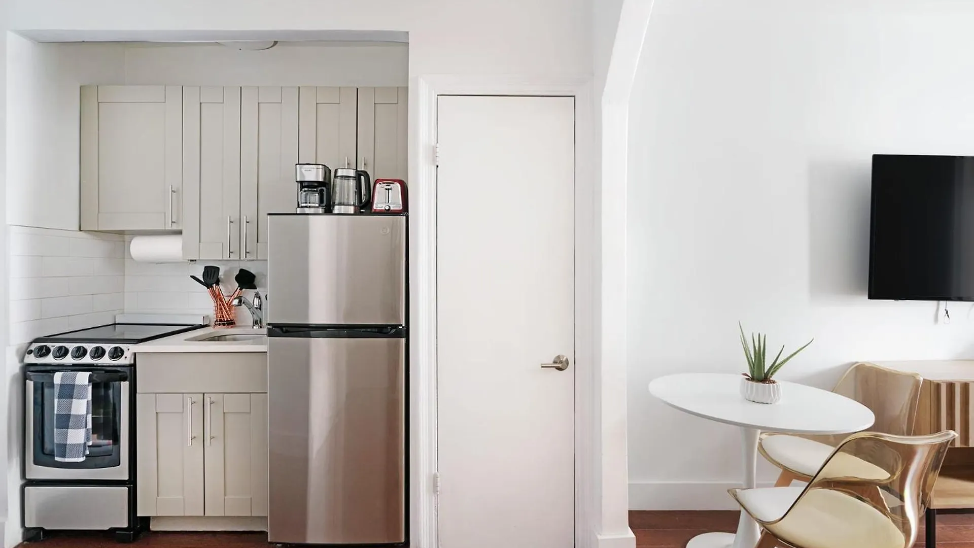 444-4F Newly Furnished Elv 1Br Hells Kitchen Apartment New York