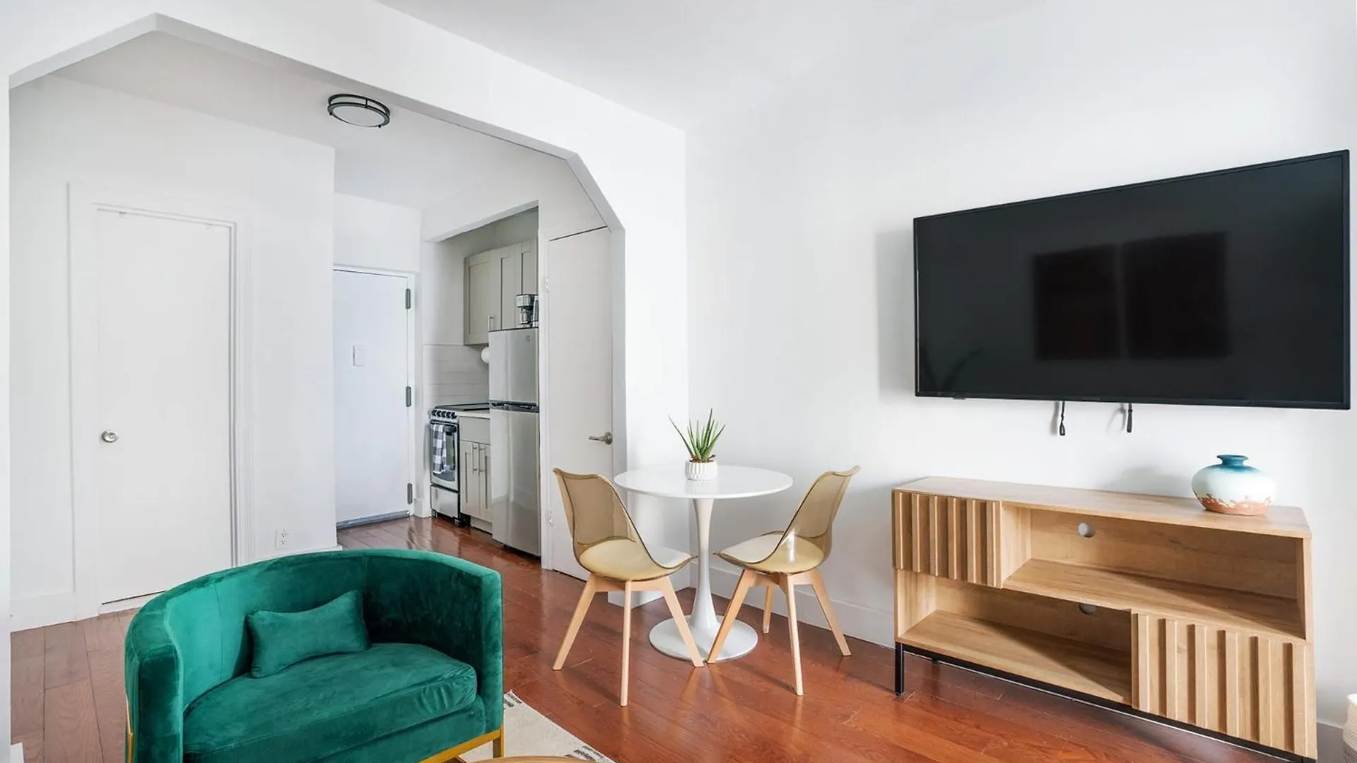 444-4F Newly Furnished Elv 1Br Hells Kitchen Apartment New York 0*,